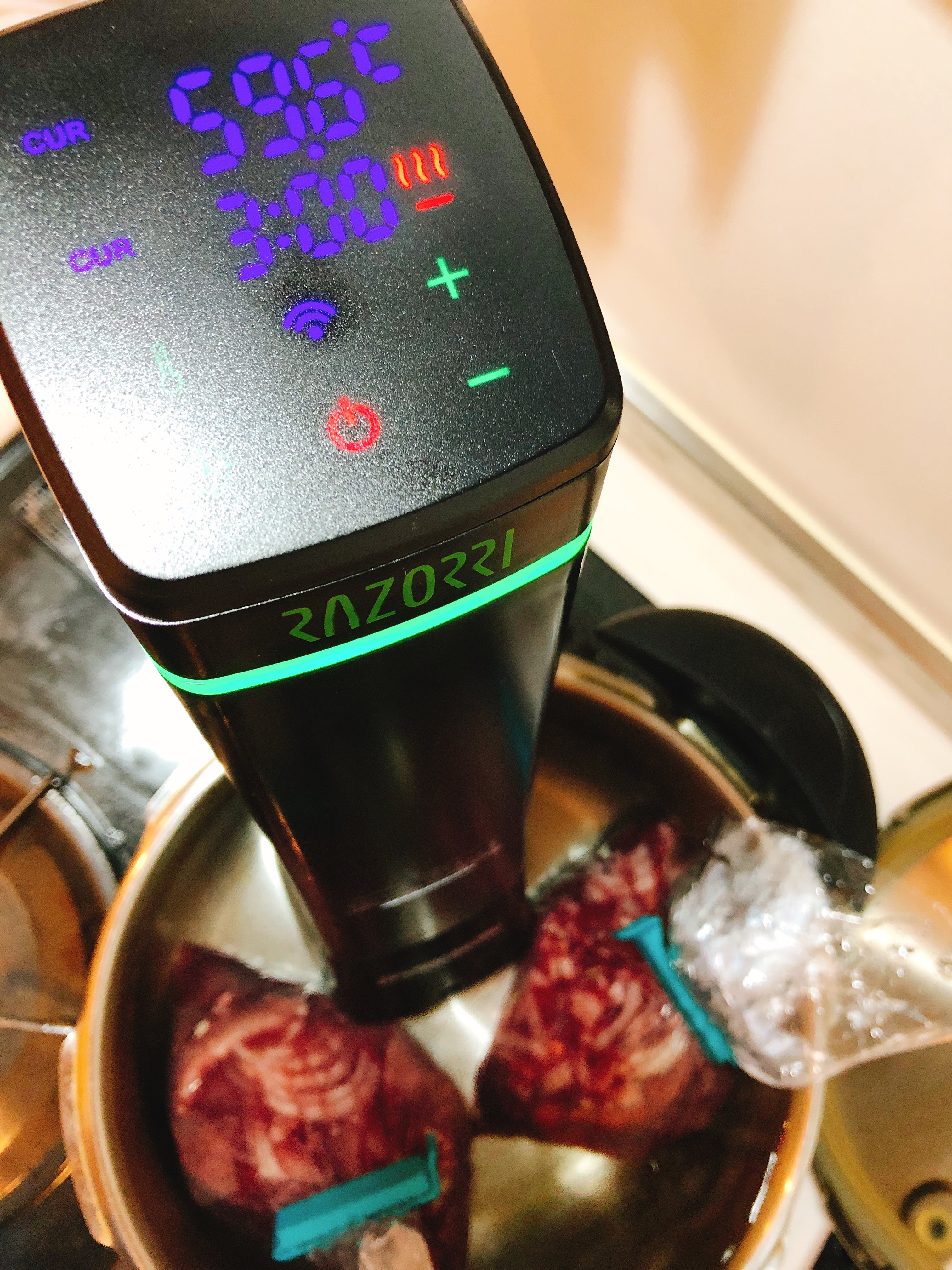 低音調理器 Razorri RZ-09 楽天市場】Razorri お料理用 水温制御クッカー WIFI搭載 料理