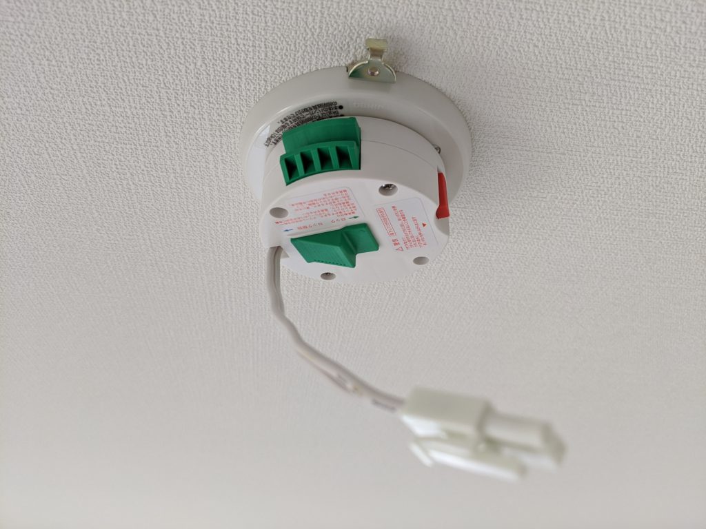 同欄されているアダプターを天井のシーリングライト用コンセントに接続します。