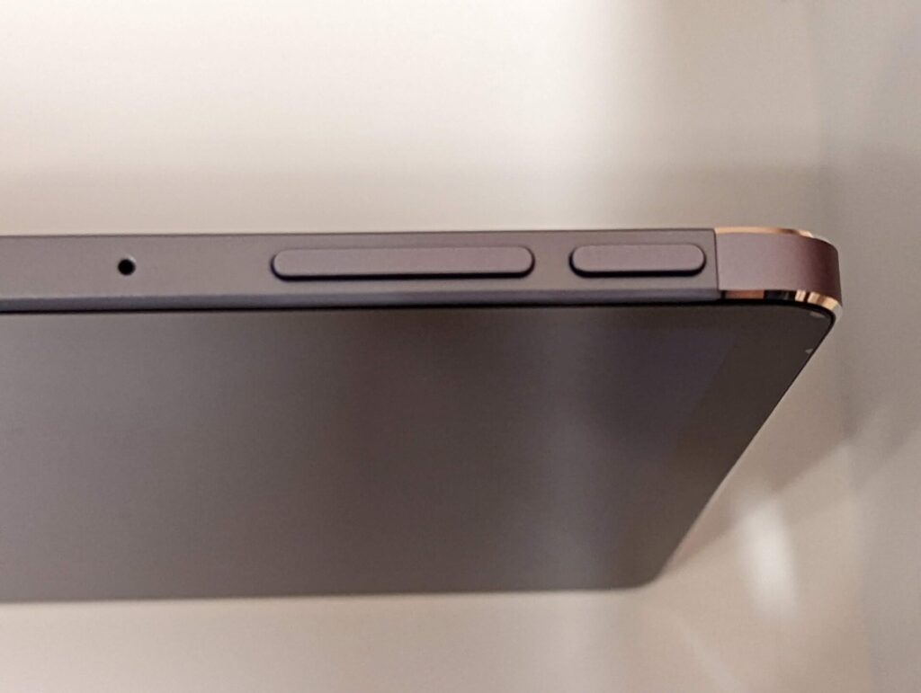 iPad や Mipad に比べると分厚さはありますが、許容できる範囲です。